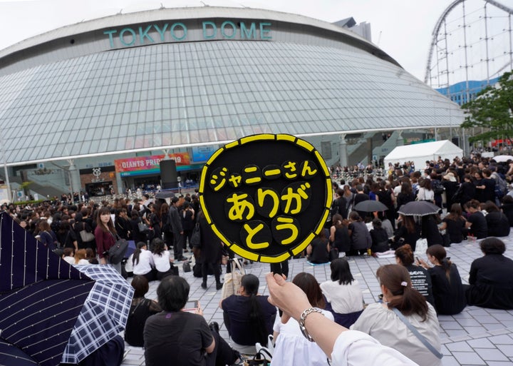 7月に亡くなった「ジャニーズ事務所」社長のジャニー喜多川さんのお別れの会の会場を訪れた人たち（東京都文京区の東京ドーム） 