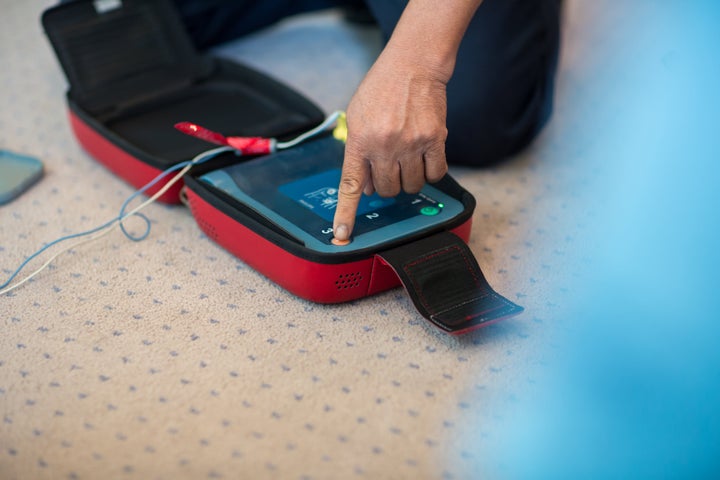 心臓がけいれんし血液を流すポンプ機能を失ったとき、電気ショックを与えて正常な動きに戻すための機器をAED（自動体外式除細動器）という