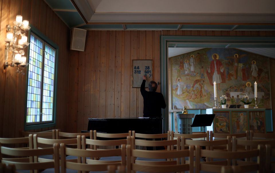 Ο πάστορας Ίβαρ Σμεντσρόιντ, στην εκκλησία Σβάλμπαρντ