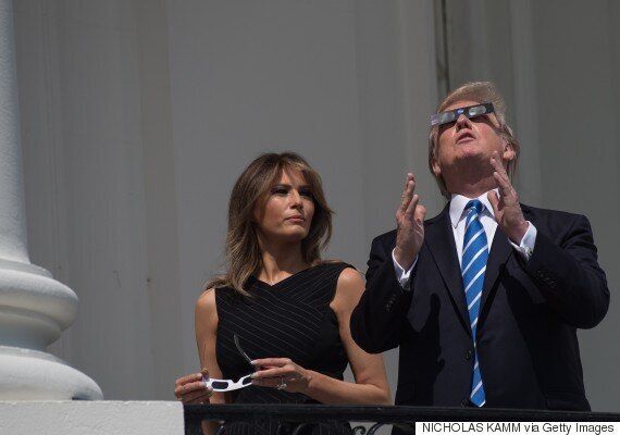 도널드 트럼프가 개기일식 도중 '맨 눈'으로 태양을 보고야 말았다