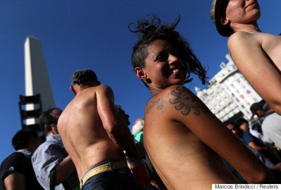 아르헨티나 여성들이 반나체 일광욕 허용하라는 시위를