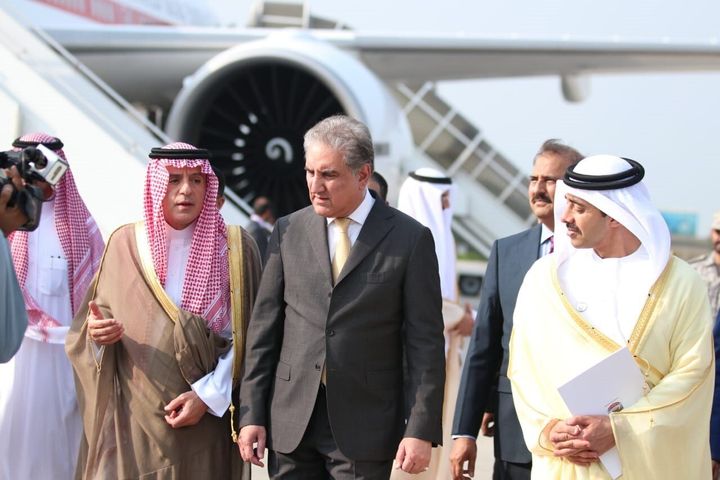 Pakistan's Foreign Minister, Shah Mehmood Qureshi (C) welcomes UAE Minister of Foreign Affairs and International Cooperation Sheikh Abdullah bin Zayed Al Nahyan (R) and Saudi Minister of State for Foreign Affairs Adel al-Jubeir (L) upon their arrival at Noor Khan Airbase in Islamabad on September 04, 2019. 