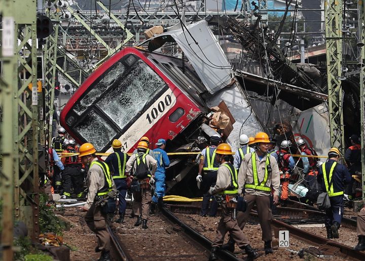 トラックと衝突して脱線した京浜急行線＝9月5日午後、横浜市 