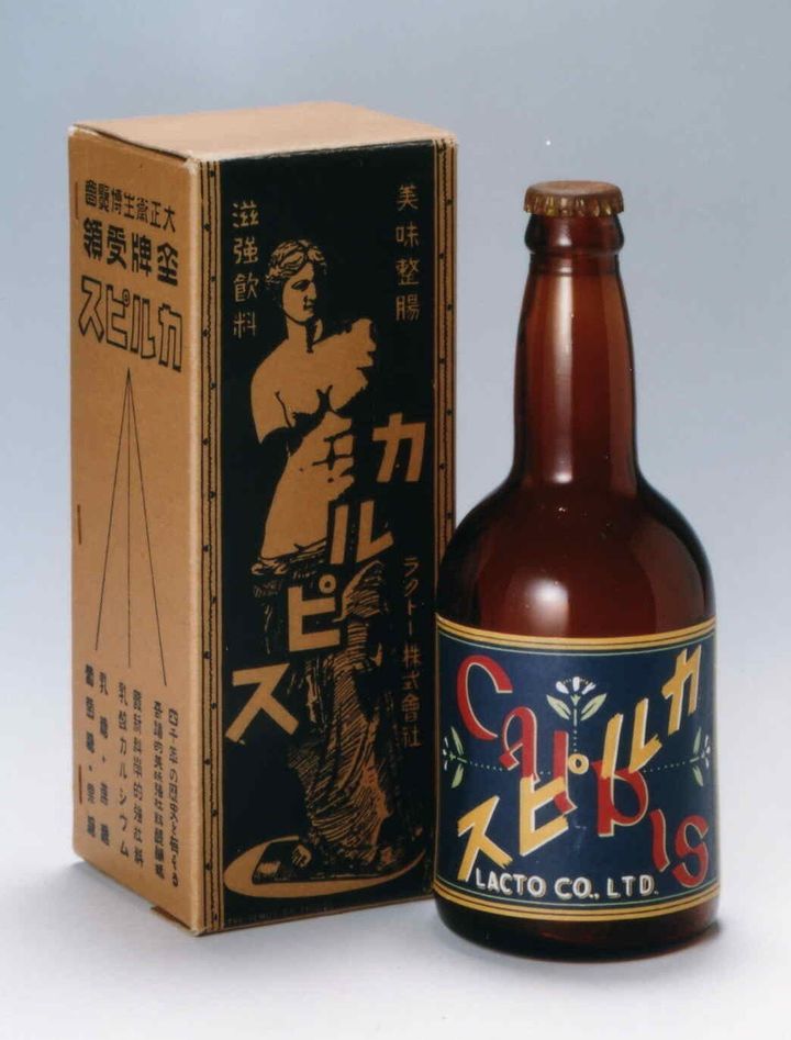 1919年、日本初の乳酸菌飲料として誕生した「カルピス」。「初恋の味」のキャッチフレーズ、水玉模様の包装紙を使用したのは1922年のこと。