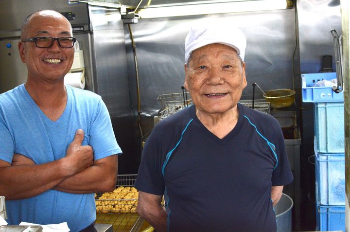 「三島屋豆腐店」を切り盛りする祖父の昭三さん(右)、父の勝昭さん