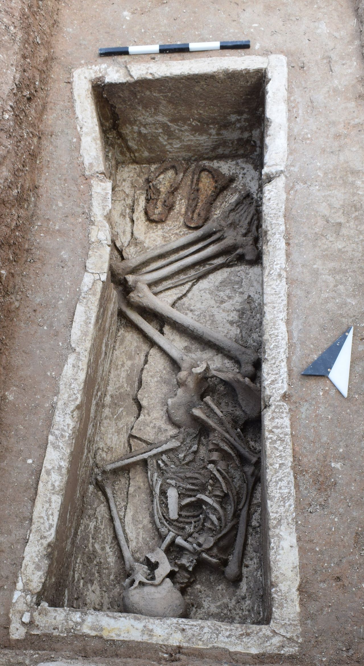 Ταφή εξωτερικά του Ηρώου κτερισμένη με τα σανδάλια του νεκρού (5ος αι. π.Χ.).