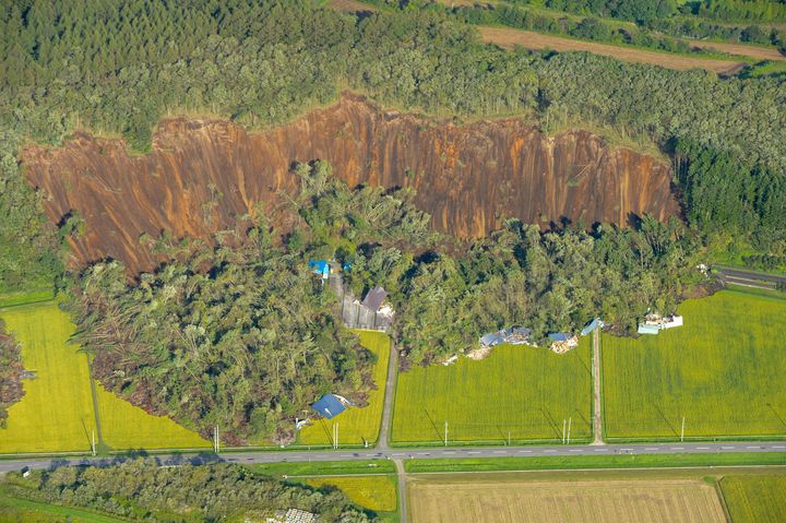厚真町では、森林被害が過去最大と言われていた中越地震の3倍、3200haに及ぶ広域でがけ崩れが発生していた＝2018年9月6日、北海道厚真町