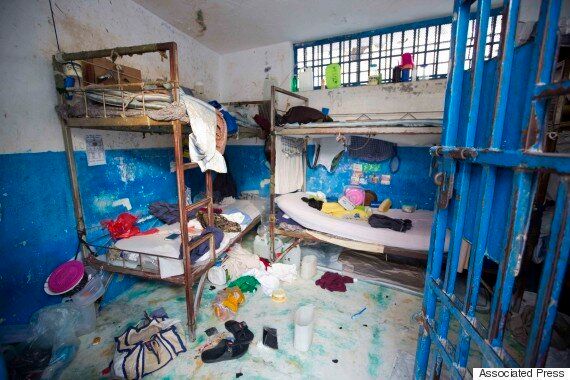 174명의 중무장한 죄수들이 매슈로 초토화된 아이티에서