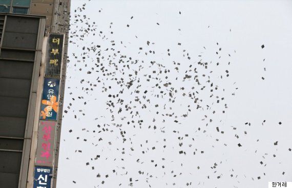 갑자기 서울 종로 하늘에서 떨어진 종이 4000장의 정체(사진