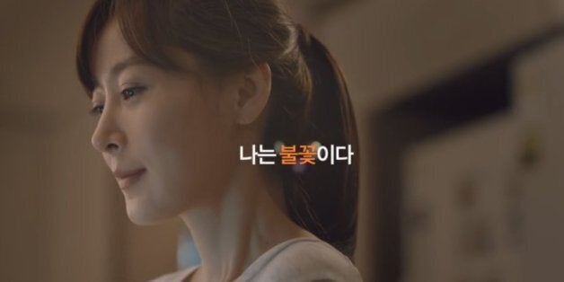 밥하고 애 보고 일까지 하느라 녹초가 된 '워킹맘'에게 '불꽃'처럼 더 노력하라는 광고(트윗