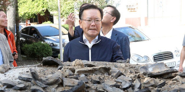 더불어민주당 김부겸 의원(왼쪽 두번째)이 13일 오후 지진 피해를 본 경북 경주시 성건동의 한 아파트를 찾아 피해 상황을 점검하고