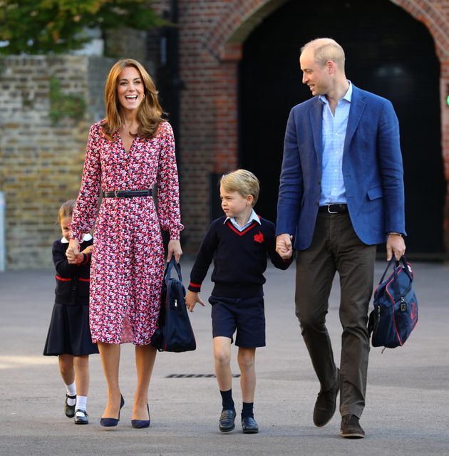 シャーロット王女の初々しい初登校をイギリス王室が公式snsに投稿 写真 ハフポスト