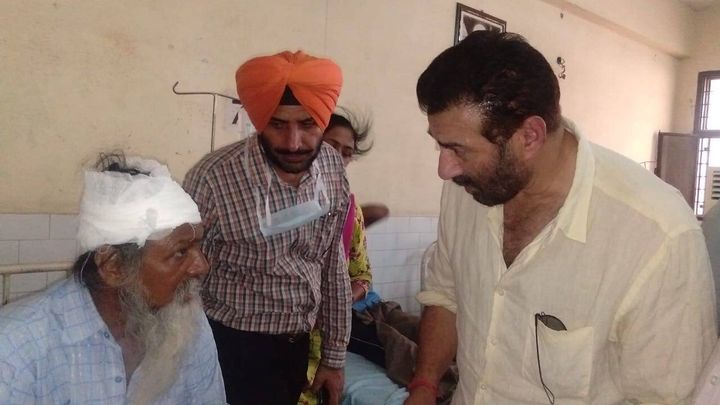 Gurdaspur MP Sunny Deol speaking to one of the blast victims at Civil Hospital in Gurdaspur