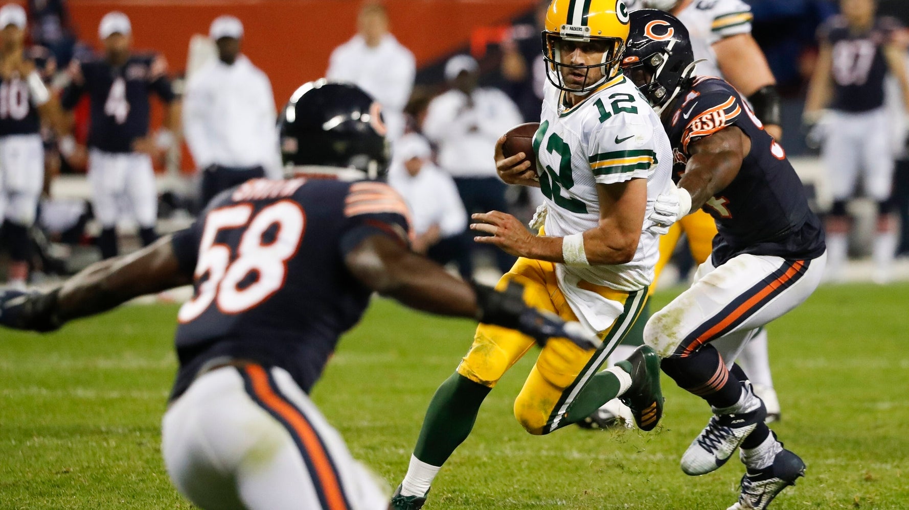 Packers-Bears game hits on deep dish pizza with viral sign at Lambeau