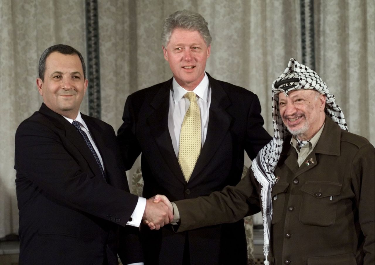 O τ. πρόεδρος των ΗΠΑ, Μπιλ Κλίντον, μαζί με τον Εχούντ Μπάρακα και τον Γιάσερ Αραφάτ στις ειρηνευτικές συνομιλίες του Όσλο (2 Νοεμβρίου 1999 REUTERS/Win McNamee/File photo)