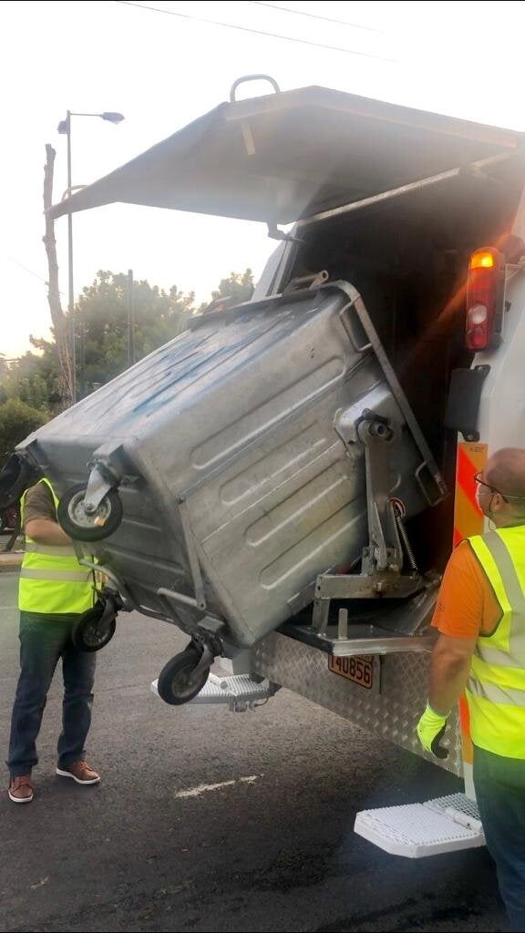 Προσοχή: εδώ δεν βλέπετε τον κάδο να αδειάζει, αλλά να μπαίνει στο πλυντήριο.