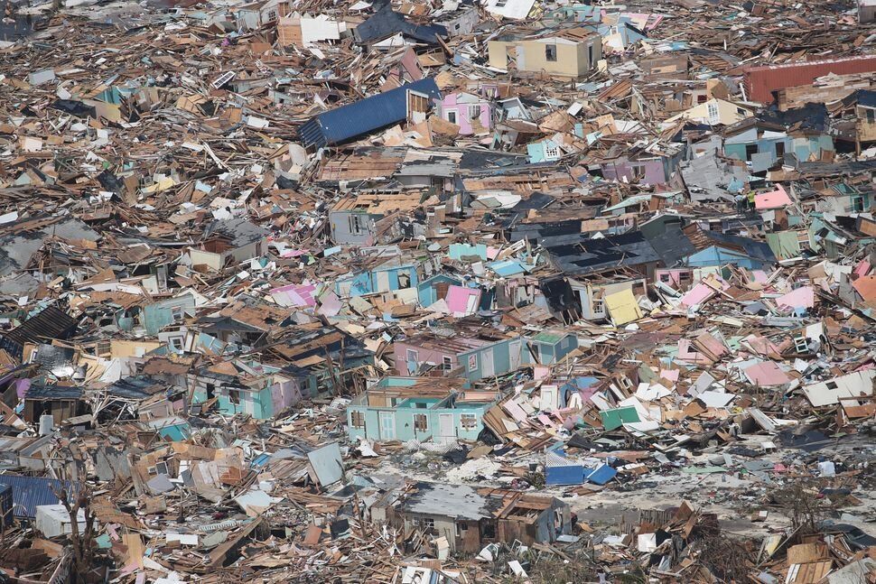 Κατοικίες στα νησιά Αμπάκος μετά το χτύπημα του φονικού κυκλώνα