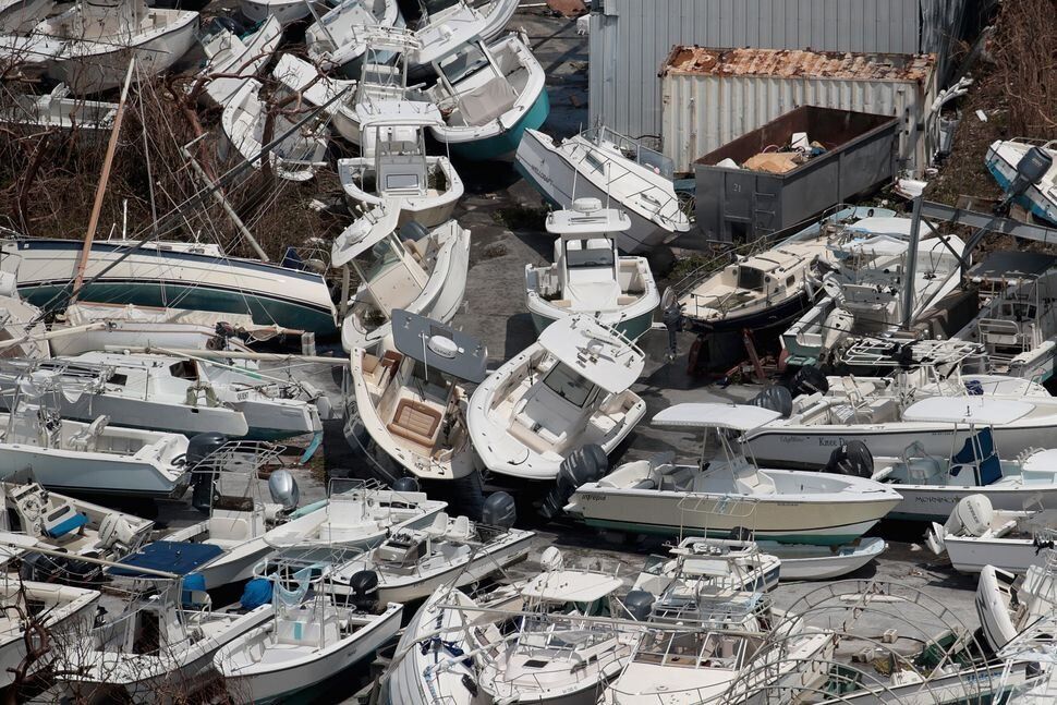 Βάρκες που ξεβράστηκαν στη στεριά μετά το πέρασμα του κυκλώνα Ντόριαν
