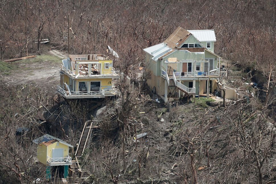 Σπίτια που έχουν καταστραφεί στα νησιά Αμπάκος