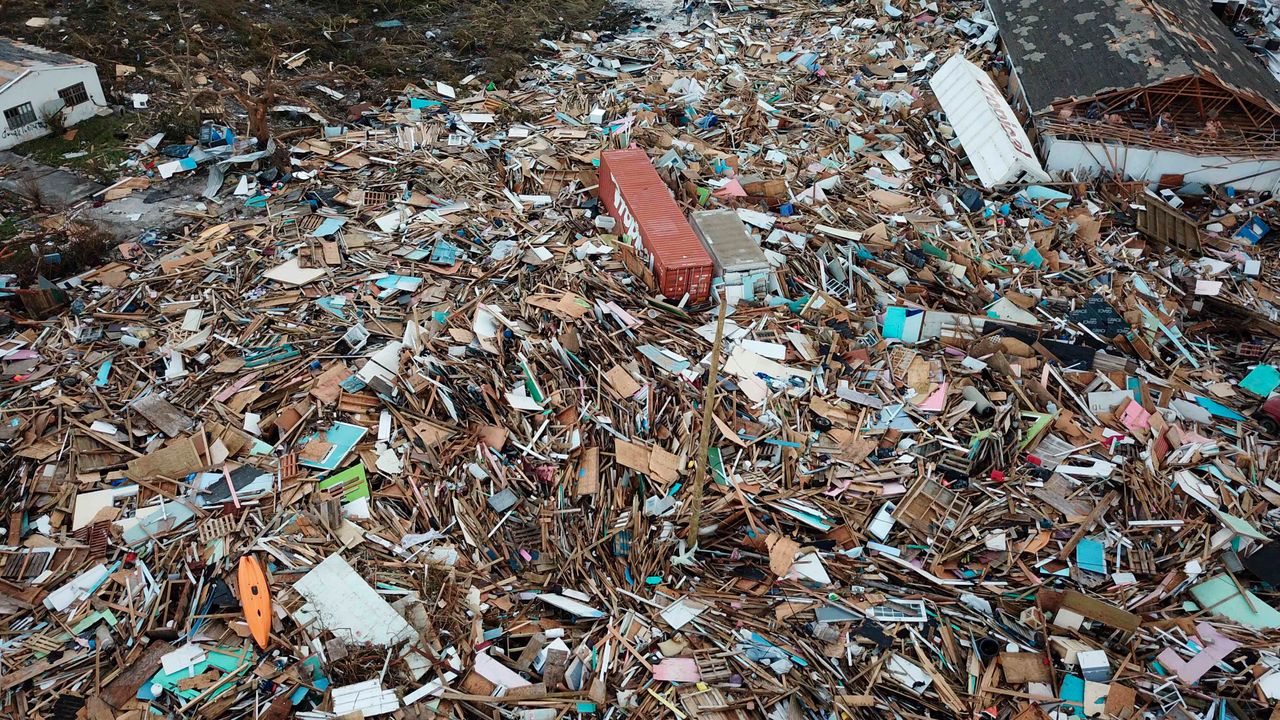 Σκουπίδια και κατεστραμμένα αντικείμενα που συγκέντρωσε ο τυφώνας σε ένα σημείο