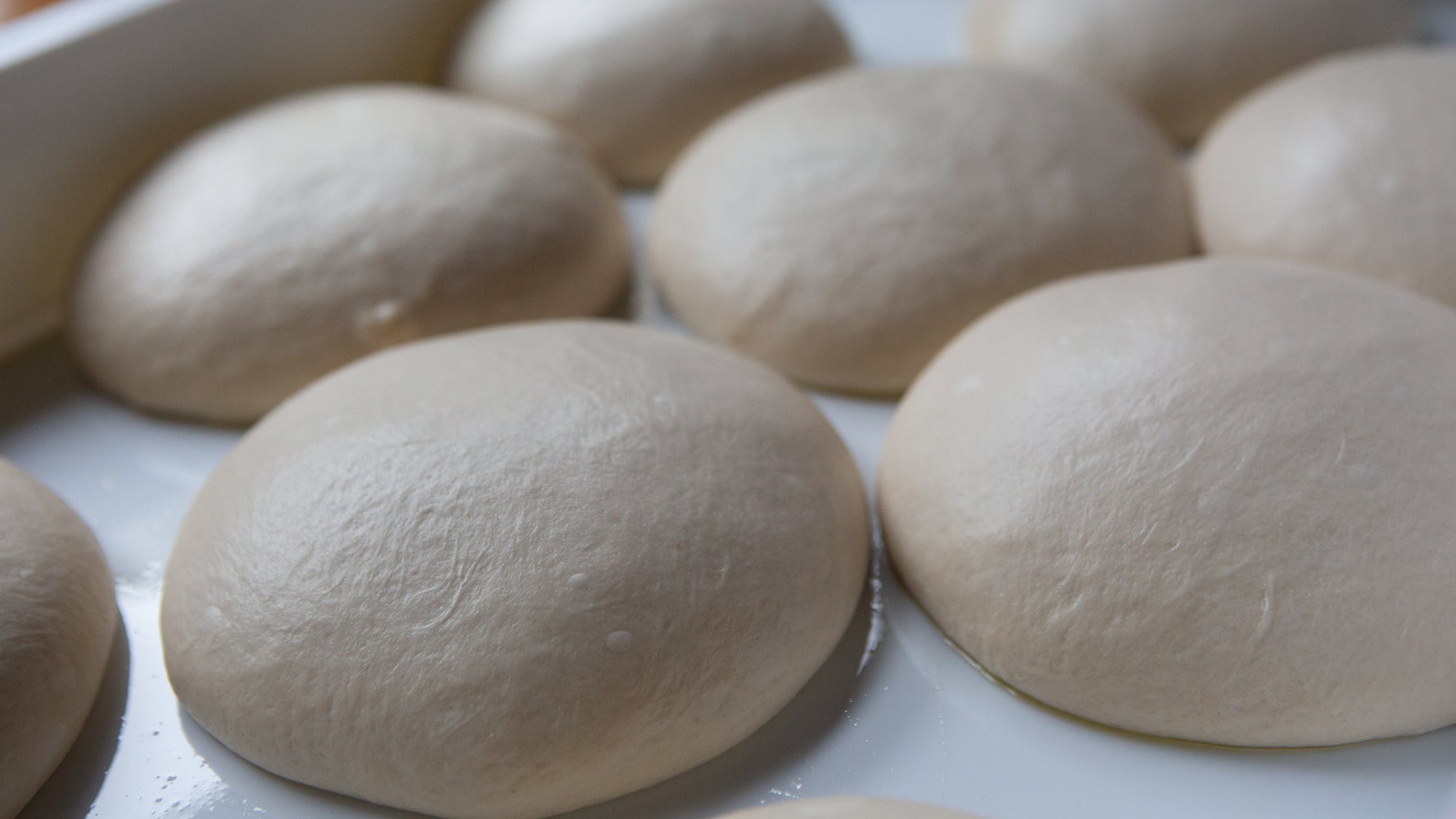 How Long To Let Pizza Dough Rise According To Pizza Makers Huffpost Life How Long To Let Pizza Dough Rise According To Pizza Makers Huffpost Life