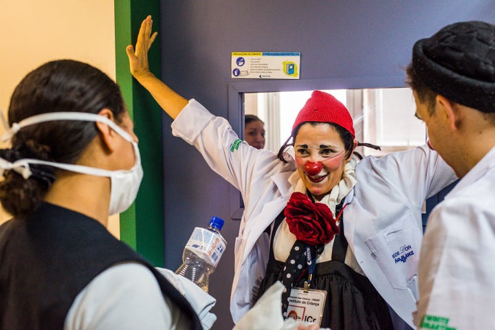 Para os Doutores da Alegria, surpreender a enfermeira também pode ser um risco num hospital.