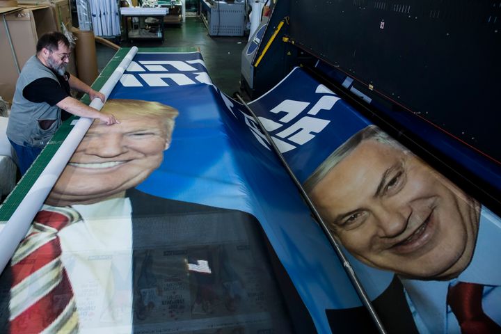 Εργάτης ετοιμάζει προεκλογική αφίσα για την προεκλογική περίοδο πριν από τις εκλογές της 17ης Σεπτεμβρίου όπου απεικονίζει τον αμερικανό πρόεδρο Ντόναλντ Τραμπ μαζί με τον πρωθυπουργό του Ισραήλ και επικεφαλής του κόμματος Λικούντ Βενιαμίν Νετανιάχου. (Photo by Amir Levy/Getty Images)