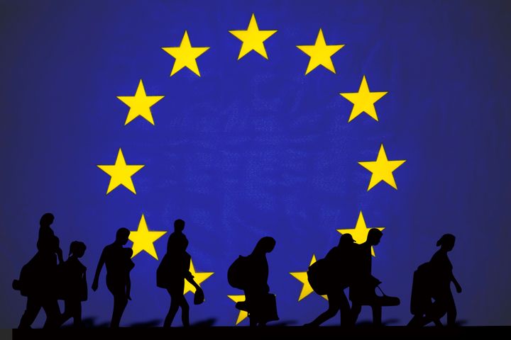EU Flagge mit Flüchtlingen, Einwanderung und Austritt Symbol