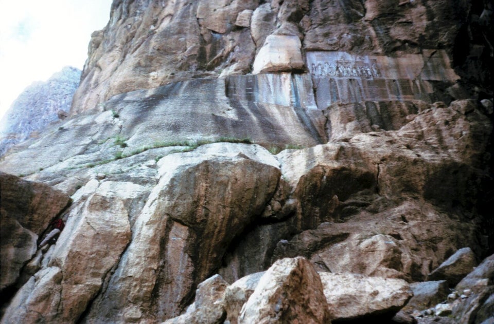 Φωτογραφία με την επιγραφή του Behistun (διακρίνεται πάνω δεξιά)