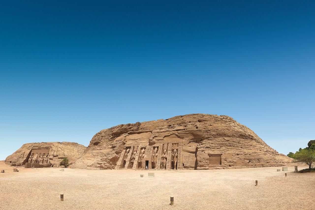 Το Αμπού Σίμπελ είναι ένας από τους πιο δημοφιλείς αρχαιολογικούς τόπους της Αιγύπτου και αποτελείται από δυο μεγαλοπρεπείς ιερούς ναούς σκαμμένους μέσα σε έναν λόφο από ροδόχρωμο ψαμμίτη.