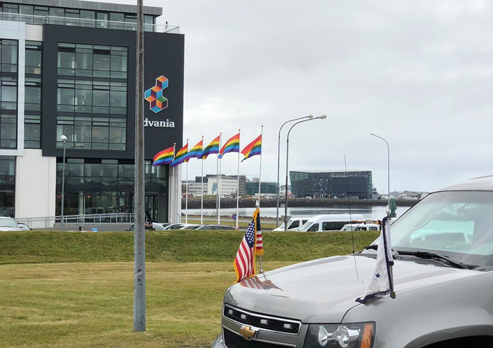 Banderas arcoiris frente a la delegación de EEUU