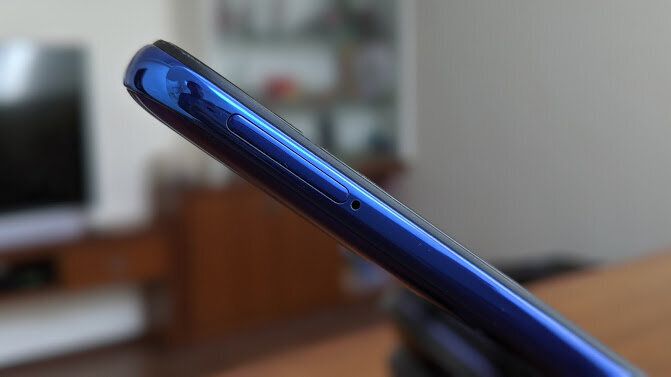 Xiaomi Mi A3 side profile