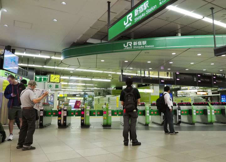 台風１５号の影響で始発から運転を見合わせたＪＲ東日本の電車の再開を待つ人たち＝９日午前、ＪＲ新宿駅