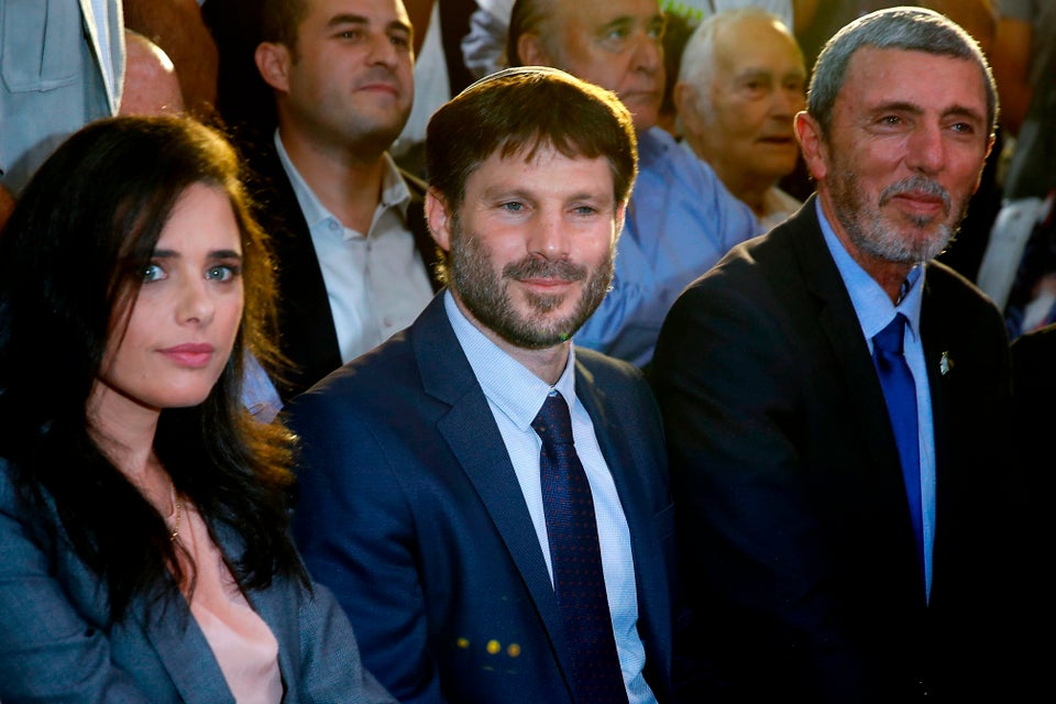 Από τα αριστερά προς τα δεξιά: Η Αγιέλετ Σακέντ, ο Μπετσαλέλ Σμότριτς και ο ραβίνος Ράφι Πέρετς, συγκροτούν τον ενιαίο πολιτικό σχηματισμό με την ονομασία «Γιεμίνα» (μτφ. «Προς τα δεξιά»).