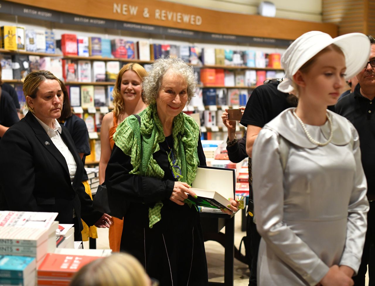 Η Μάργκαρετ Ατγουντ στην μεσονύκτια κυκλοφορία του βιβλίου της «The Testaments» στο Λονδίνο.