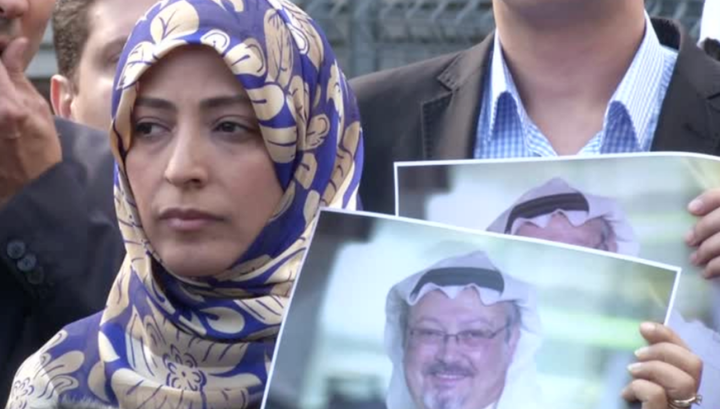 La prometida de Jamal Khashoggi sujeta su fotografía para pedir justicia.