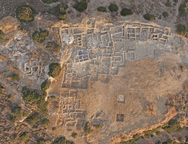 Η ανασκαφή του Προ- και Παλαιοανακτορικού Μινωικού νεκροταφείου στον Πετρά Σητείας 