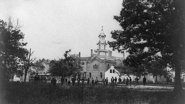 A Civil War-era image of Virginia Theological Seminary shows Union soldiers and black civilians standing in front of the seminary's Aspinwall Hall.