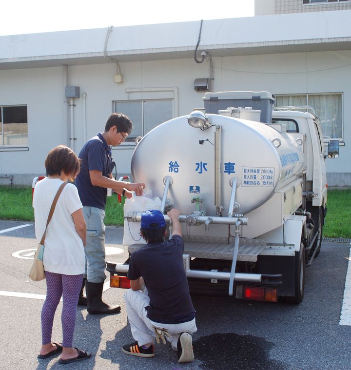 台風15号の影響による断水で、給水車に訪れた住民＝10日、千葉県長南町 