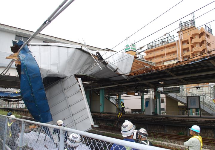 台風１５号の暴風ではがれ落ちた駅の屋根＝9月9日、千葉市中央区のＪＲ東千葉駅