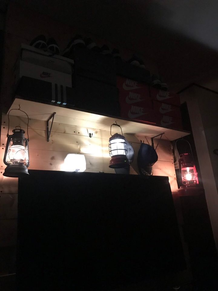 停電のため、キャンプ用のランタンを灯がわりに