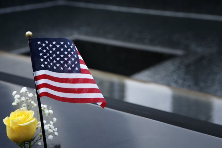 アメリカ・ニューヨークのメモリアルに捧げられたアメリカ国旗と花