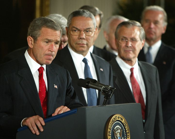 Ο Μπους, με τον αμερικανό ΥΠΕΞ Κόλιν Πάουελ, τον υπουργό Άμυνας Ντόναλντ Ράμσφελντ. Λίγο πριν υπογράψει τη διαταγή για χρήση βίας εναντίον του Ιράκ. 16 Οκτωβρίου 2002 (AP Photo/Ron Edmonds)