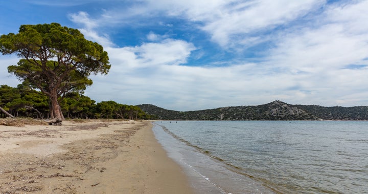 Η εικόνα, εκτός καλοκαιρινής περιόδου, είναι ειδυλλιακή - η παραλία σαν καρτ-ποστάλ. Ιδανικά, μία επένδυση πρέπει να γίνεται με πολύ μεγάλη προσοχή και σεβασμό. Δεν είναι αδύνατο, αλλά γίνεται μόνο με σοβαρό σχέδιο. Εικόνα από την παραλία του Μαραθώνα, καλοκαίρι 2019.