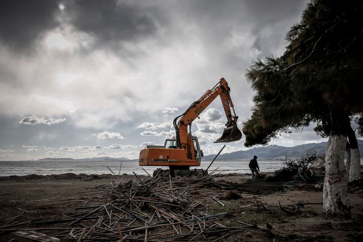 Xειμώνας 2018. Η μπουλντόζα επί το έργον. Κατεδαφίζει μία από τις ταβέρνες στην παραλία του Σχινιά. 