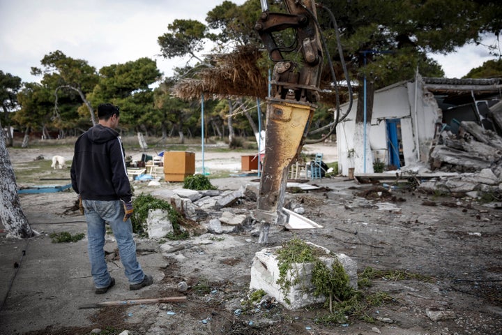 Ταβέρνες και αναψυκτήρια κατεδαφίστηκαν ως παράνομα, όπως αυτό στην φωτογραφία του 2018. Ενα πρόβλημα λύθηκε. Και οι μπουλντόζες που γκρεμίζουν δεν αρκούν για να έρθει η ανάπτυξη. Σχινιάς, Ιανουάριος 2018.