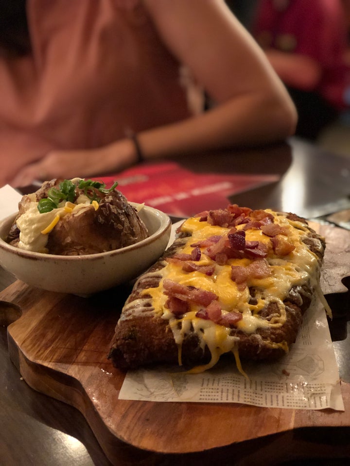 Ribs empanadas e desossadas, cheias de molhos e queijos. 
