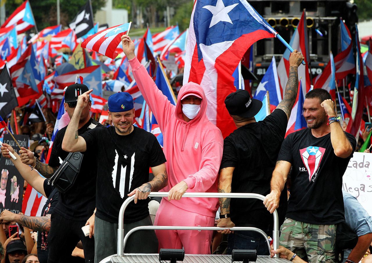 Residente y Bad Bunny participan en una manifestación un día después de la renuncia del ex gobernador puertorriqueño Ricardo Rosselló, después de 13 días de protestas.