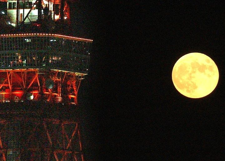 東京タワーと中秋の名月＝2005年09月18日