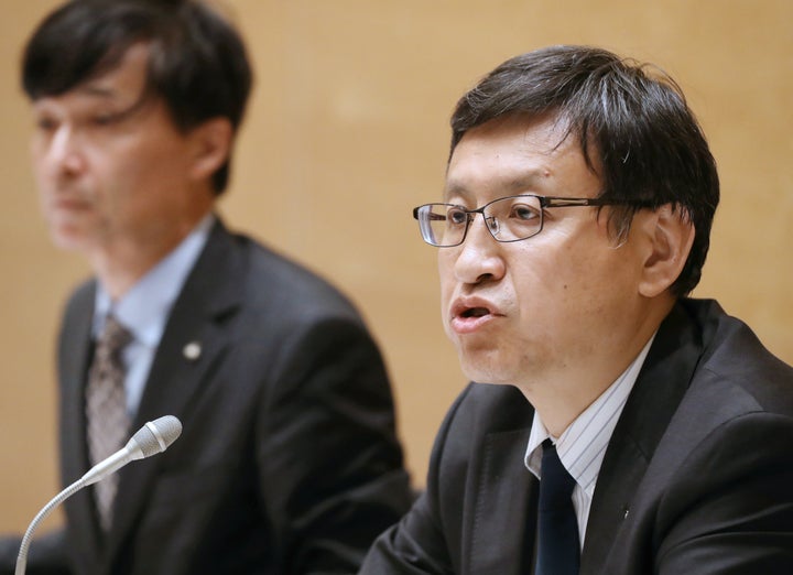 財務次官セクハラ問題で記者会見するテレビ朝日の篠塚浩報道局長(右、肩書きは当時)=2018年4月19日未明、東京都港区
